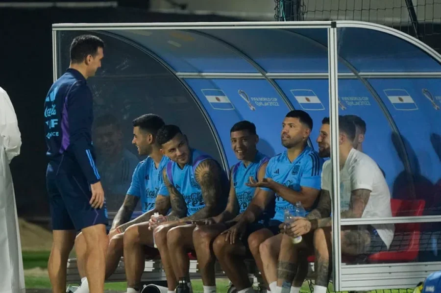 Scaloni, charlando con el Kun y el resto. Foto: Fernando de la Orden / Enviado Especial.