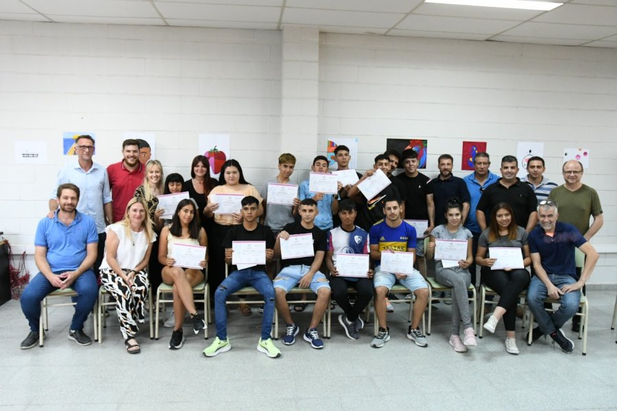J&oacute;venes recibiendo su diploma de capacitaci&oacute;n.