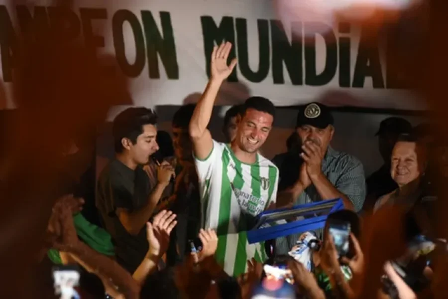 Con la de Matienzo. El DT campe&oacute;n mundial se calz&oacute; la camiseta del club de origen, el que ahora llevar&aacute; su nombre.
