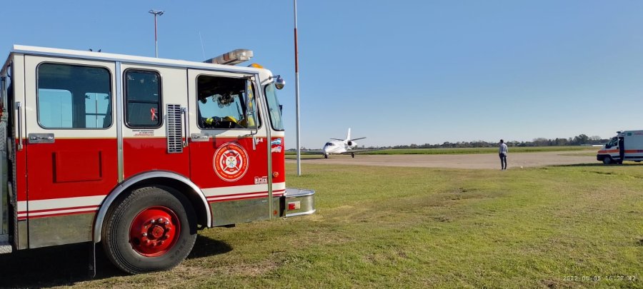 Bomberos Voluntarios brindando seguridad en el aer&oacute;dromo local.
