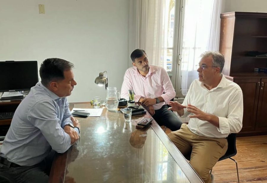 Onel (Izq.) durante una reuni&oacute;n con el intendente Castellano.