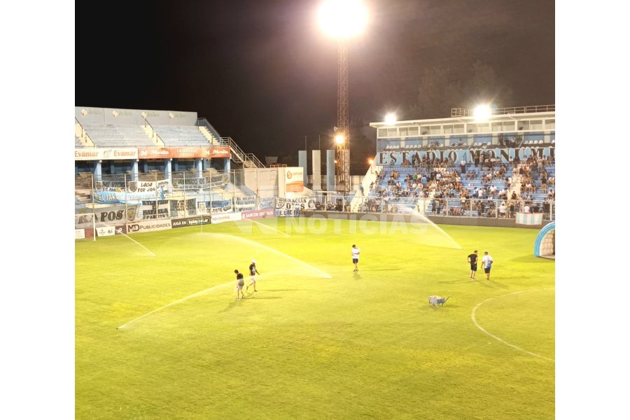 Trabajos en el piso del estadio, el domingo.