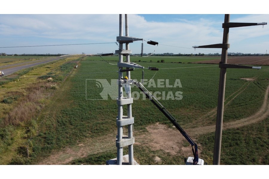 Parte de los trabajos en la red de alta tensi&oacute;n.