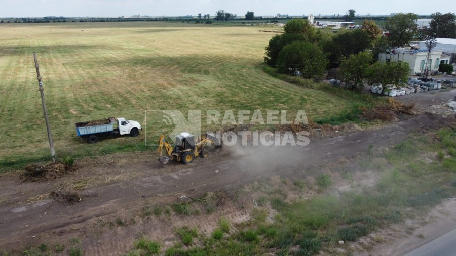 Maquinas trabajando en el desmonte de la traza de la colectora Sur.