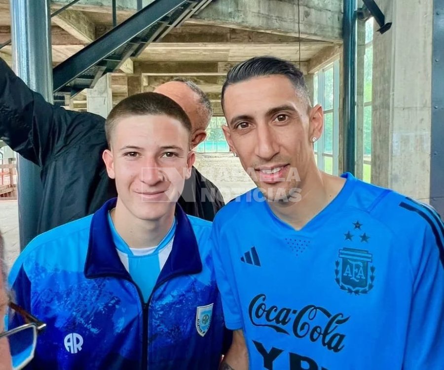 Tomatis junto a Angel Di Mar&iacute;a.