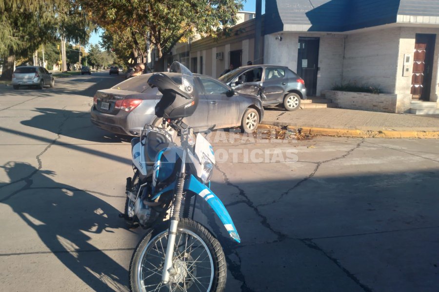 El auto termin&oacute; a cent&iacute;metros de una casa