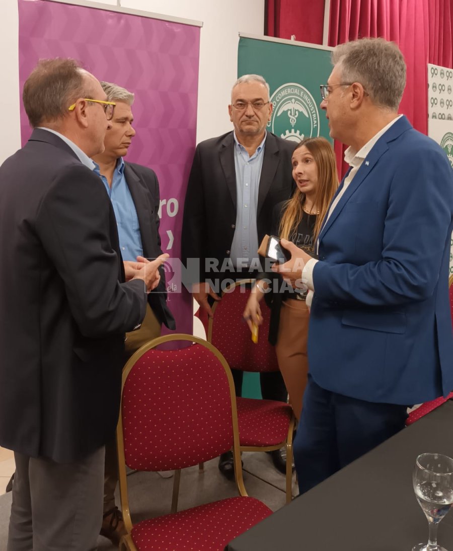 Fabio S&aacute;nchez, Mauricio Rizzotto, Alcides Calvo, B&aacute;rbara Chivallero y Luis Castellano, luego del acto de apertura de ofertas: preocupaci&oacute;n en los gestos.