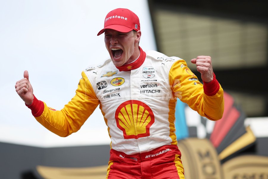 El festejo del ganador, Josef Newgarden.