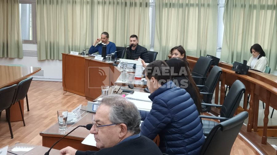 Los concejales durante la reuni&oacute;n de comisi&oacute;n de este lunes.