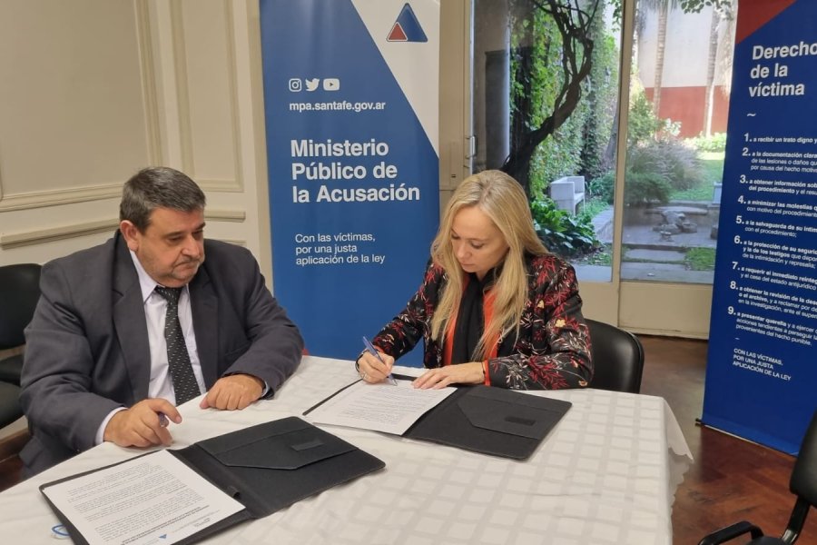 Vranicich (Der.), y Jos&eacute; Luis Rossetto (Izq.), durante la firma del convenio