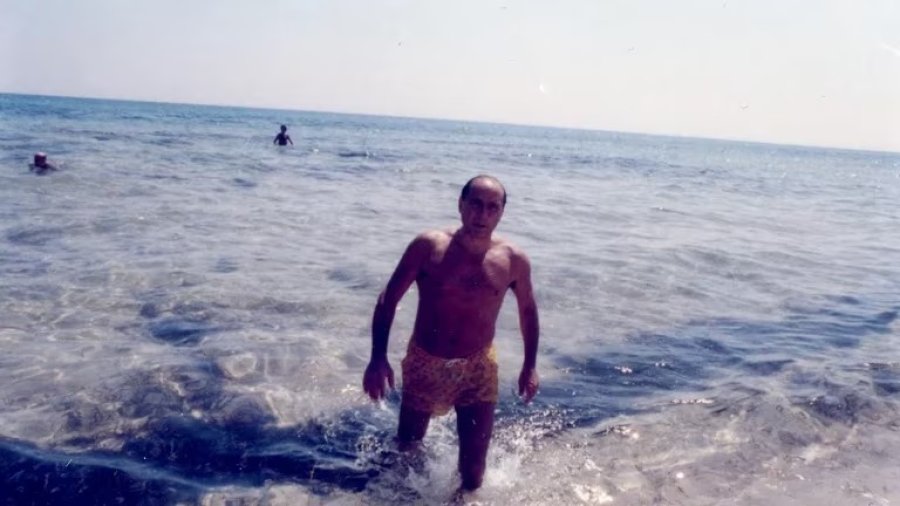 Silvio Berlusconi en la playa de Hammamet en T&uacute;nez en agosto de 1984. Estaba en la playa con el l&iacute;der socialista Bettino Craxi y su colaborador Fedele Confalonieri. (Umberto Cicconi/Getty Images)