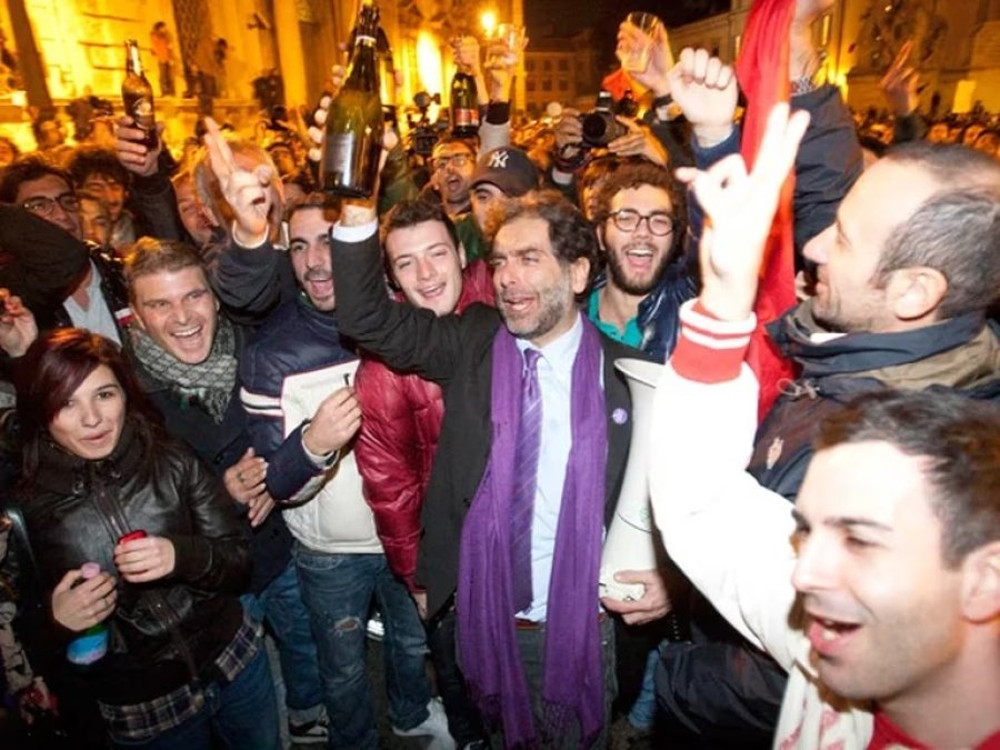 11 de noviembre de 2011. La gente festeja en la plaza la renuncia de Berlusconi