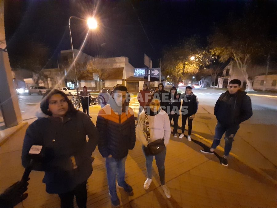 Ornella (Izq.), Carlos (Centro) y Florencia (Der.), junto a un grupo de alumnos frente a la E.E.S.O. N&ordm; 429 "Mario R. Vecchioli".