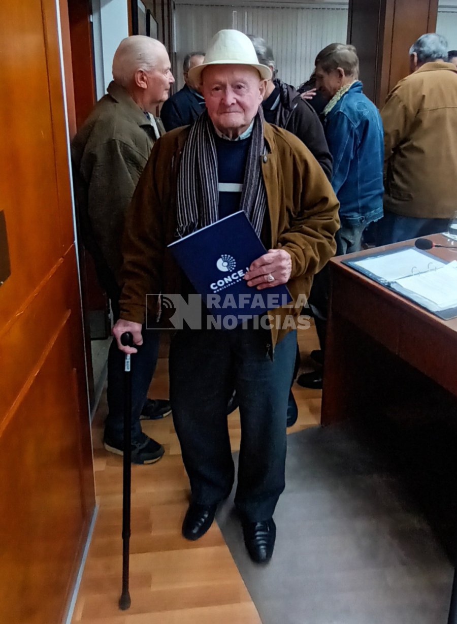 Roberto Tosetto, 91 a&ntilde;os, ejecuta el acorde&oacute;n y tambi&eacute;n baila.