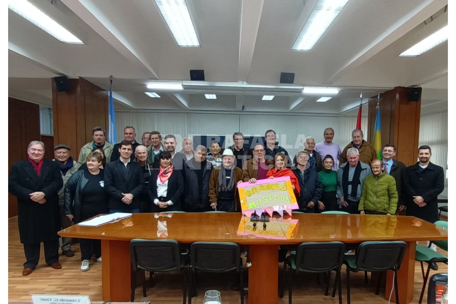Los integrantes de Acordeones Solidarios al recibir el reconocimiento.