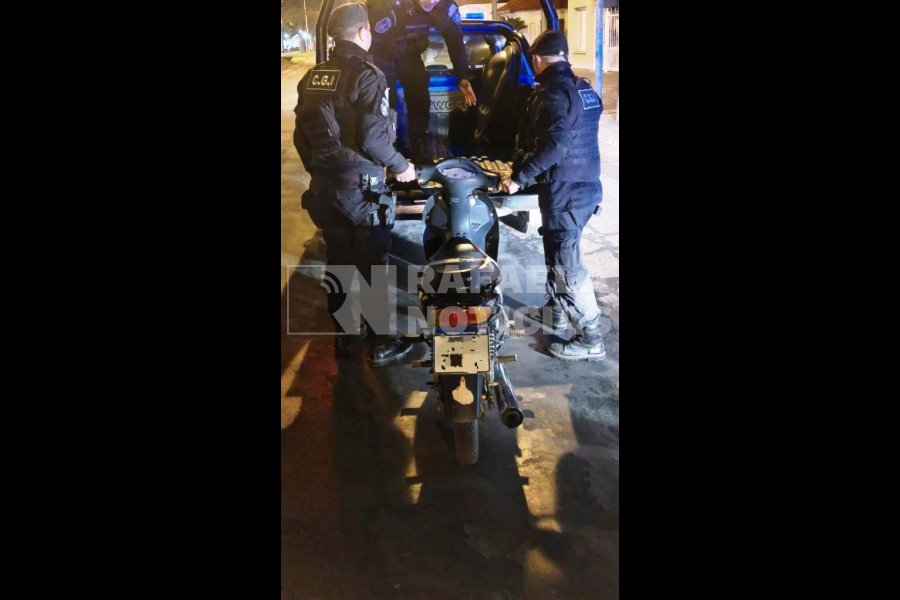 Personal policial secuestrando moto en Rafaela.