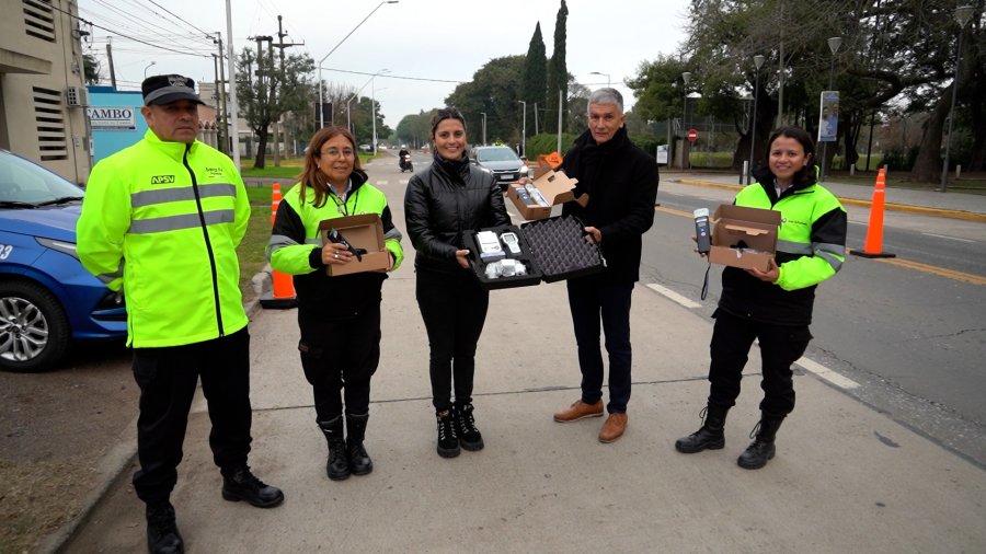 Cerutti (Centro), junto a Muriel, durante la entrega del equipamiento.