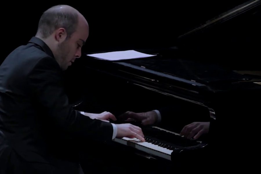 Sebasti&aacute;n Mantilleri es Licenciado y Profesor de piano egresado de la Escuela de M&uacute;sica de la Universidad Nacional de Rosario