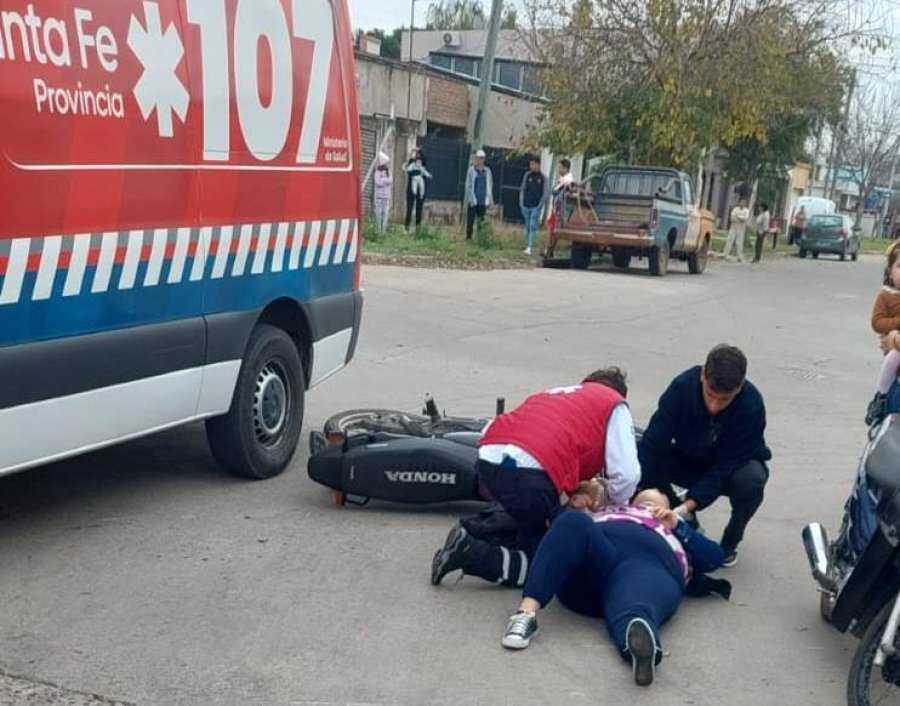 Motociclistas termin&oacute; con escoriaciones varias y dolor en miembros superiores e inferiores.
