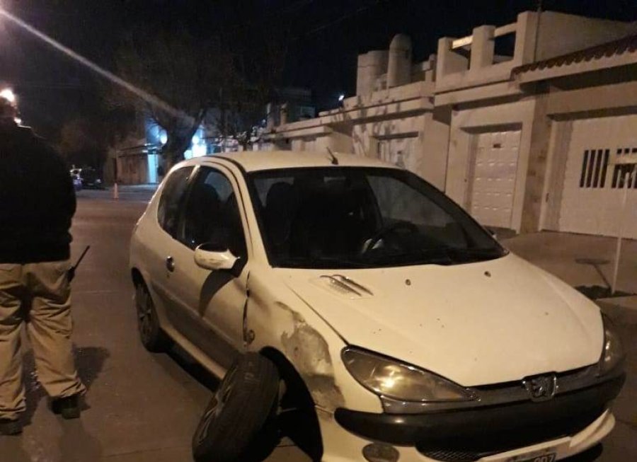 Peugeot impact&oacute; contra dos camionetas estacionadas.