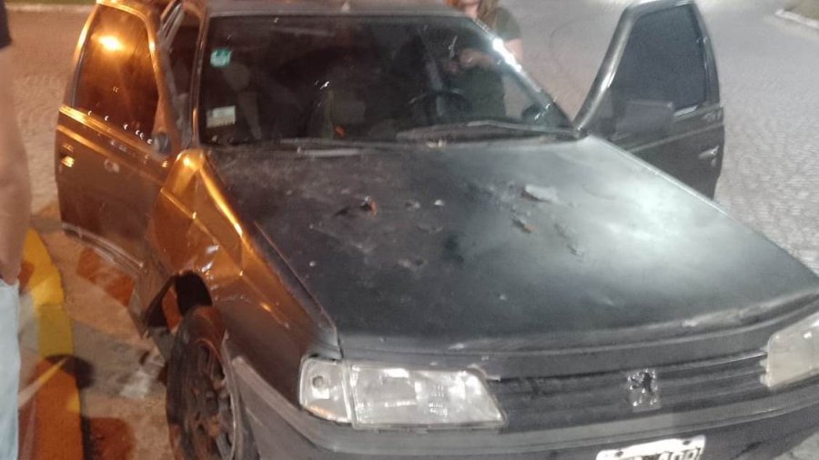 Autom&oacute;vil impact&oacute; contra una columna en la vereda.