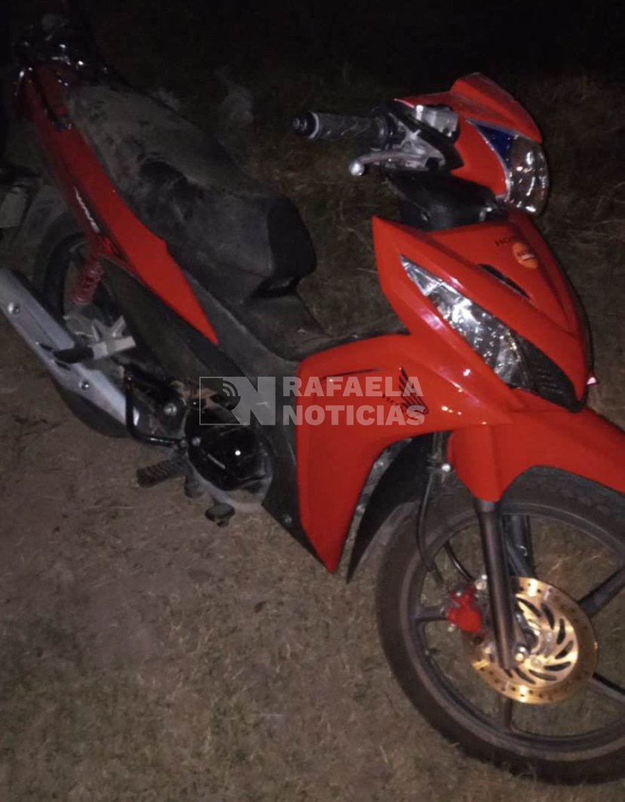 Moto hallada entre pastizales este domingo.
