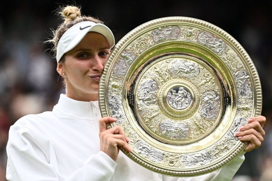 La tenista checa Marketa Vondrousova conquist&oacute; este s&aacute;bado el abierto de Wimbledon