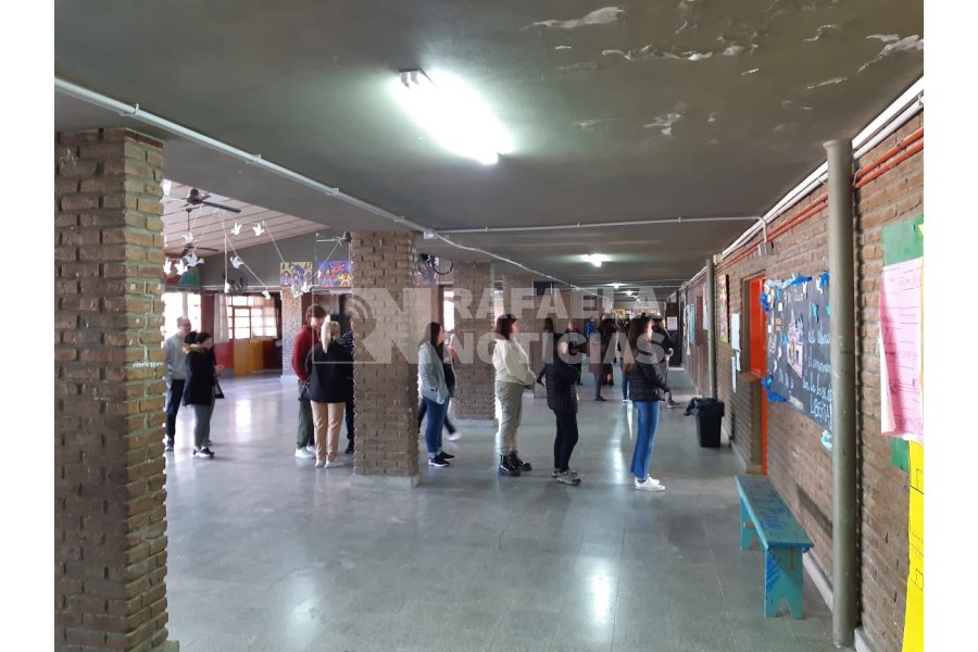 Escuela Mahatma Ghandi, con buena afluencia de votantes a las 10.30 de la ma&ntilde;ana.