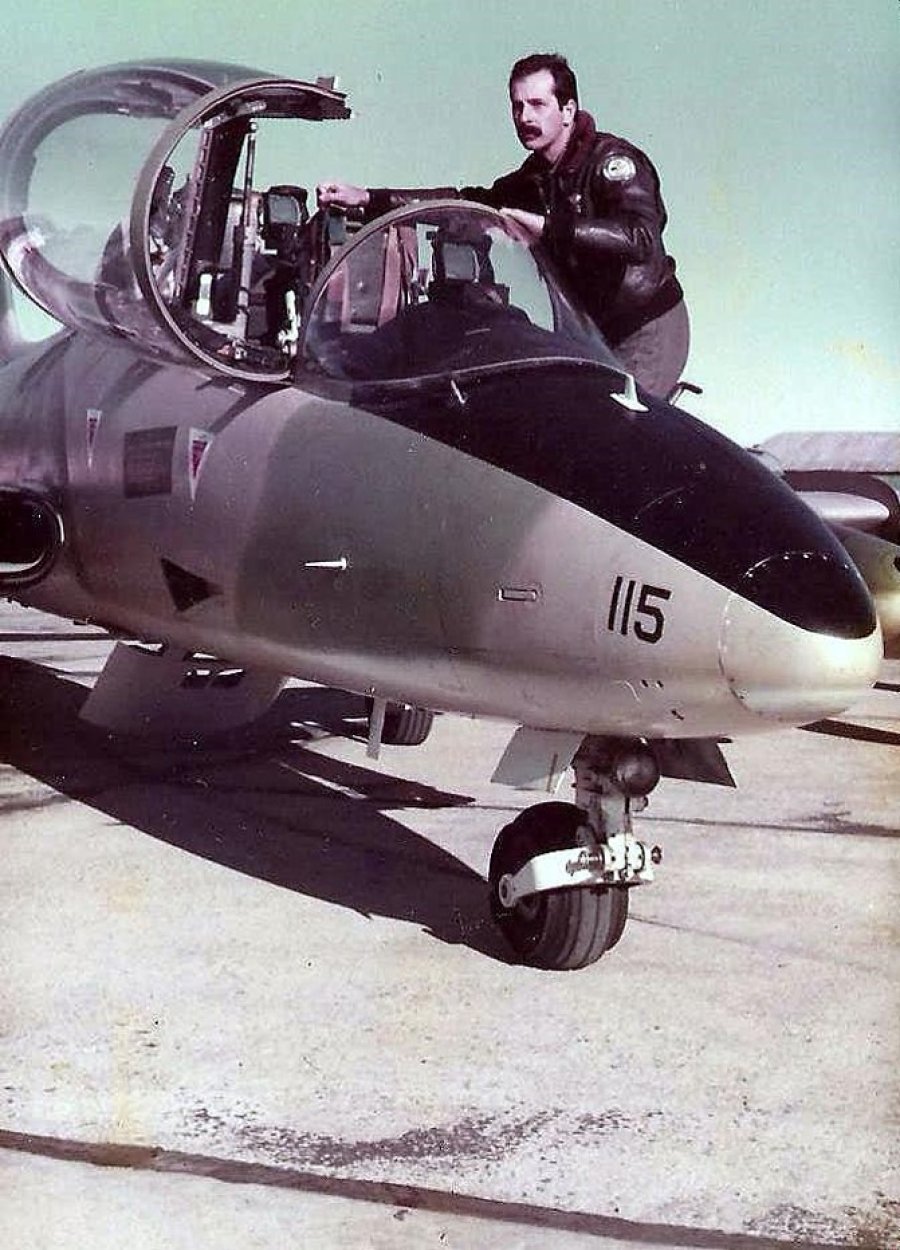 Crippa y su avi&oacute;n, en 1982.
