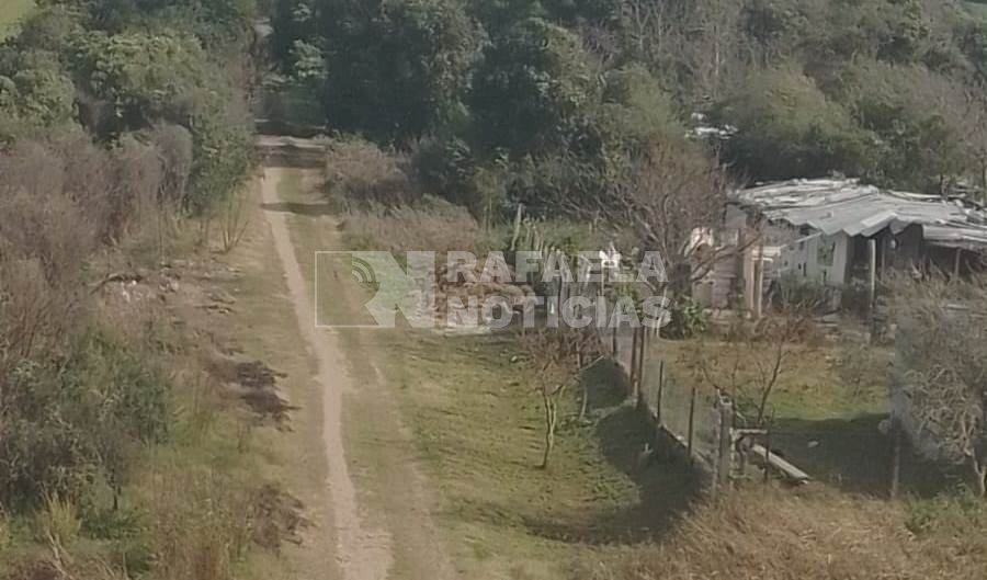 Del otro lado de la variante, hacia el oeste, contin&uacute;an las casas.