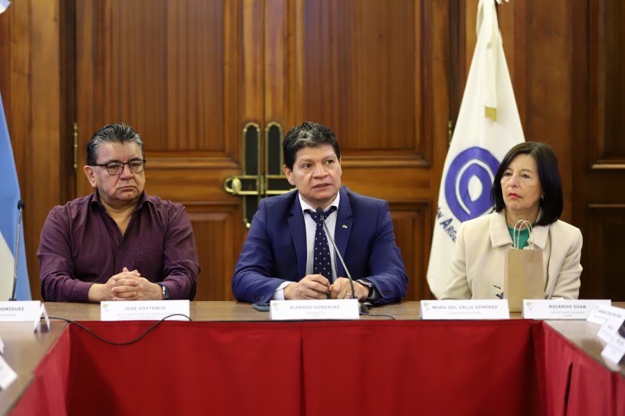Alfredo Gonz&aacute;lez, junto a la senadora Nora del Valle Gim&eacute;nez y Jos&eacute; Voytenco