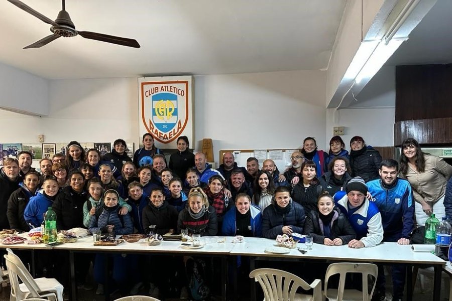 El Plantel Femenino de la Crema junto a dirigentes del club