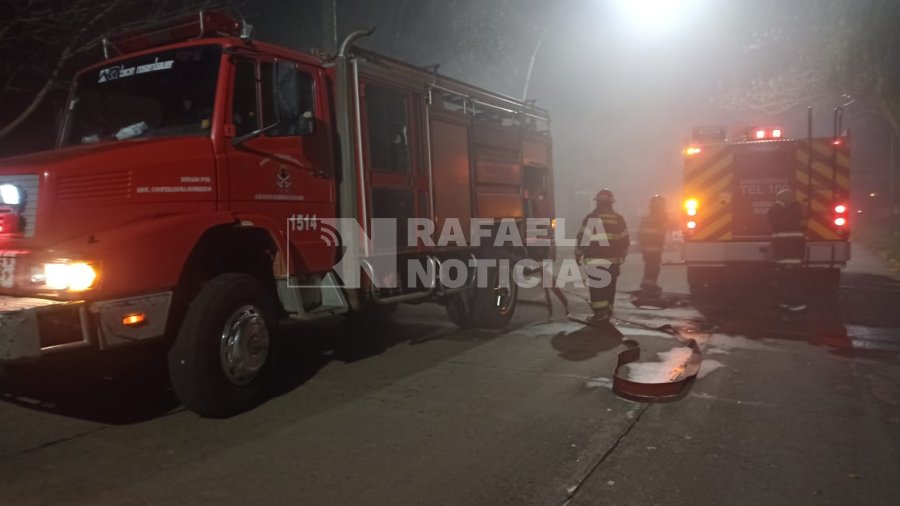 Dos dotaciones de bomberos tuvieron que llegar para apagar el fuego.