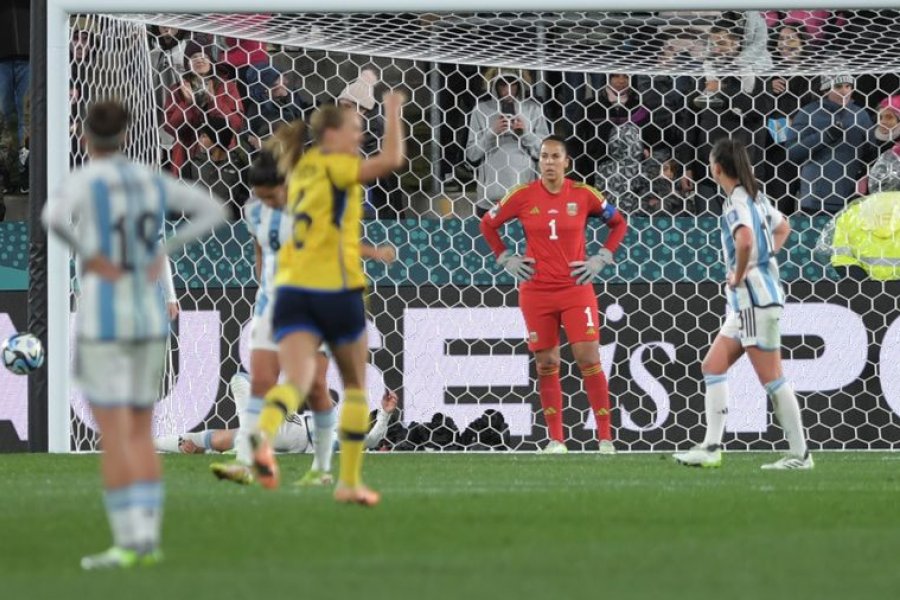 LAMENTO. SUECIA LLEGA AL GOL Y LAS CHICAS ARGENTINAS NO LO PUEDEN CREER