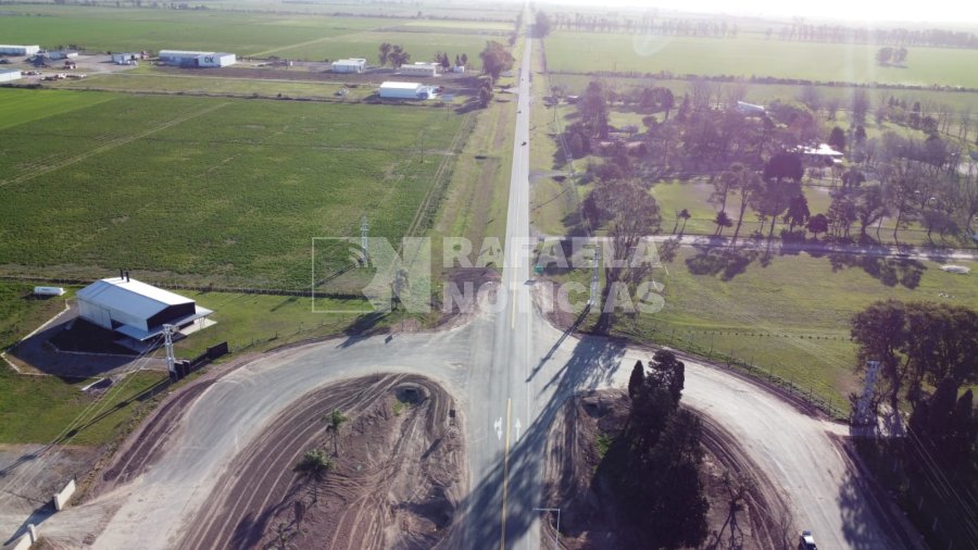 La imagen a&eacute;rea permite observar la distancia entre el crematorio y el campo de deportes del Colegio San Jos&eacute;, ubicado al otro de la RP 70.