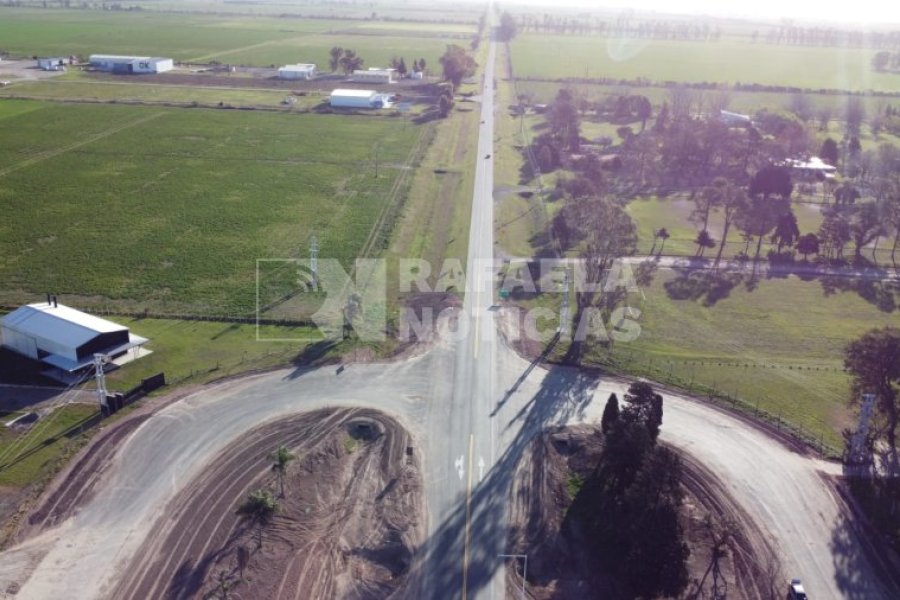 La imagen a&eacute;rea permite observar la distancia entre el crematorio y el campo de deportes del Colegio San Jos&eacute;, ubicado al otro de la RP 70.