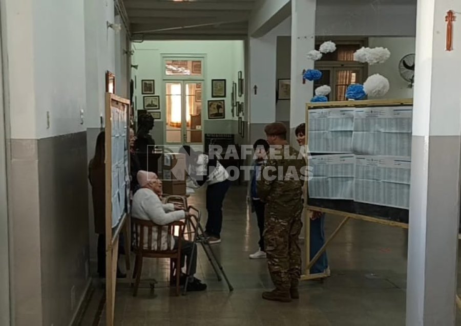 Adultos mayores tambi&eacute;n cumplen con su deber c&iacute;vico.
