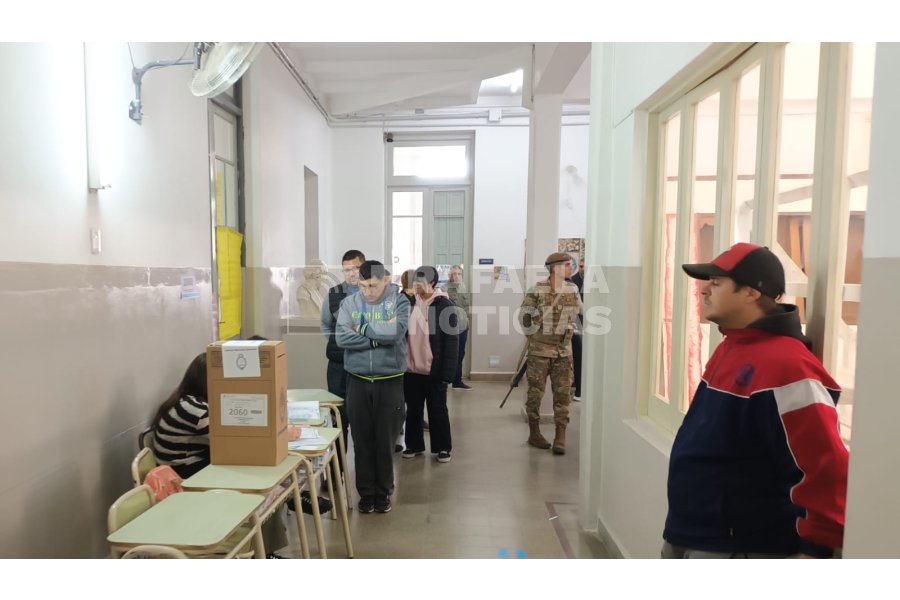 Ciudadanos votando en la Escuela Alberdi.