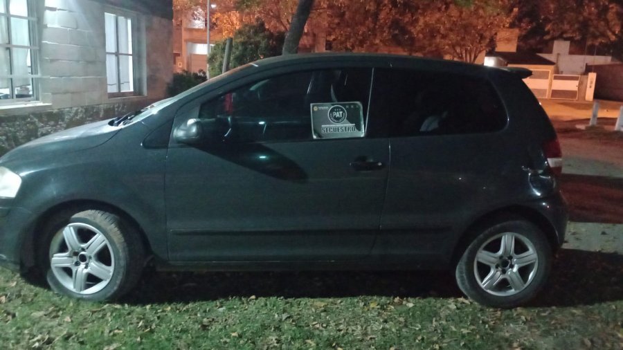 El auto en el que intentaron escapar los delincuentes. Archivo RN