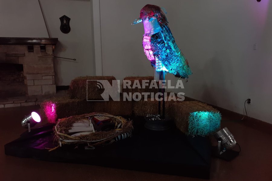 La escultura fue elaborada con mas de 70 objetos recogidos de entre la basura.