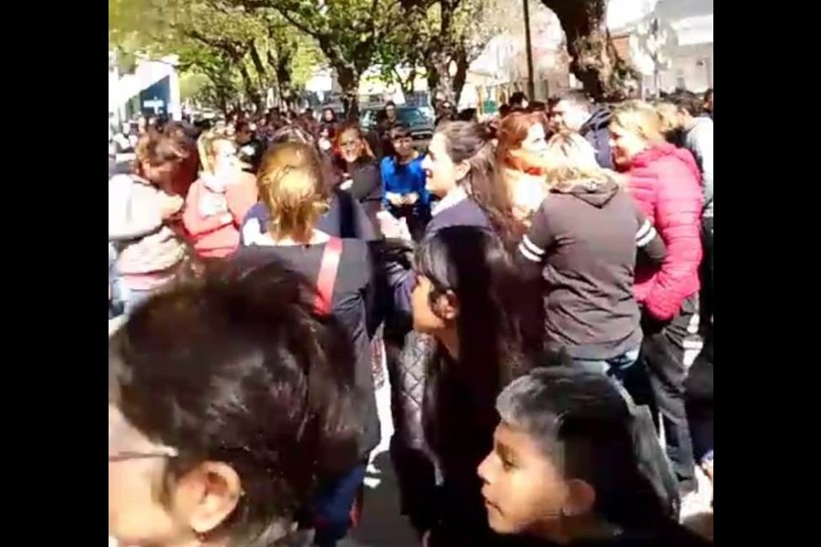 Un grupo de padres se congreg&oacute; frente a la escuela Centenario pidiendo saber qu&eacute; pas&oacute;.