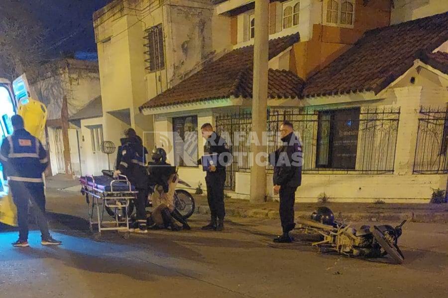 Motociclista herida tuvo que ser trasladada al hospital.