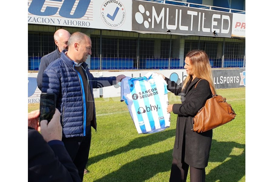 Granata recibi&oacute; una camiseta como obsequio por parte del presidente de Atl&eacute;tico, Diego Kurganoff.