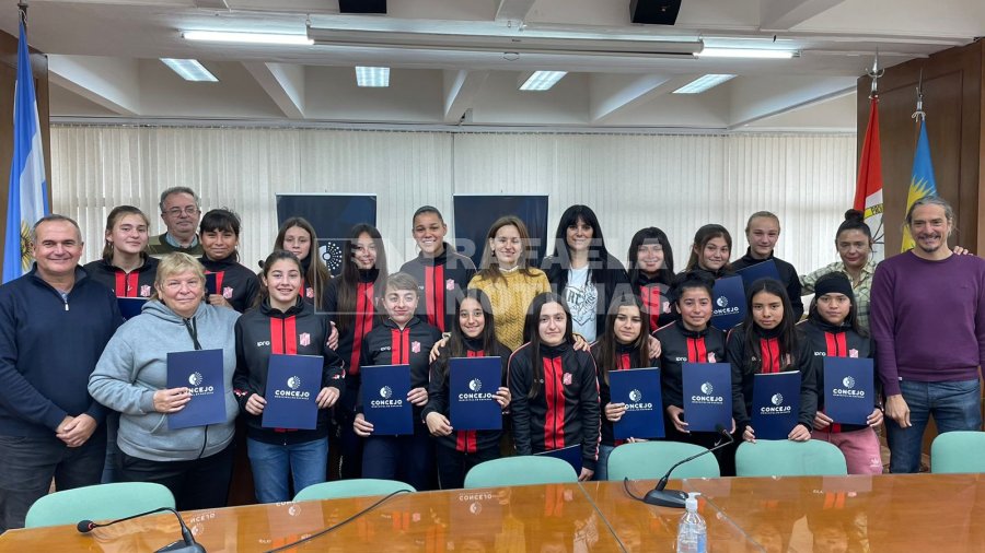 Las chicas del f&uacute;tbol femenino de 9 de Julio recibieron un reconocimiento.