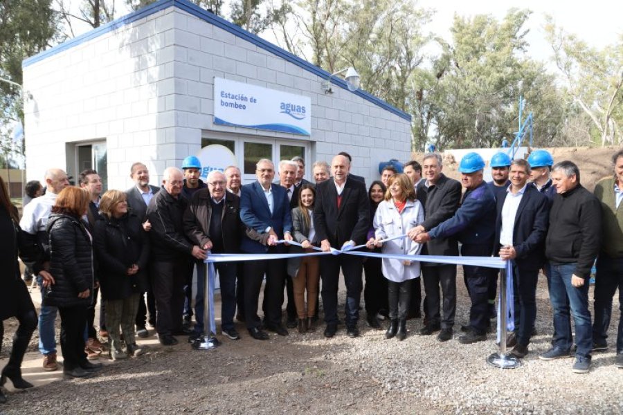 Las autoridades provinciales y locales durante la inauguraci&oacute;n.