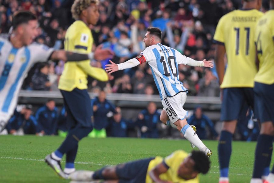 GOLAZO. MESSI MARC&Oacute; DE TIRO LIBRE EL 1-0 VS ECUADOR. GAN&Oacute; ARGENTINA