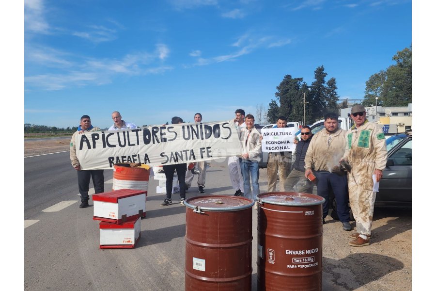 Un grupo de apicultores en la protesta de este viernes.