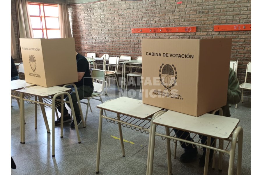 Ciudadanos en las cabinas de votaci&oacute;n.