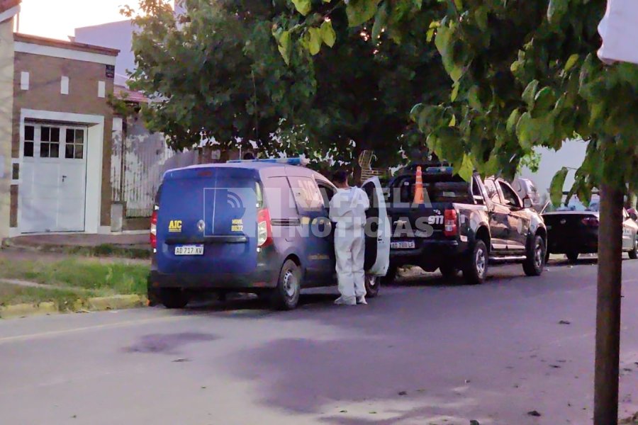 Oficiales de la AIC con ropa especial en la zona donde ocurri&oacute; el hecho.