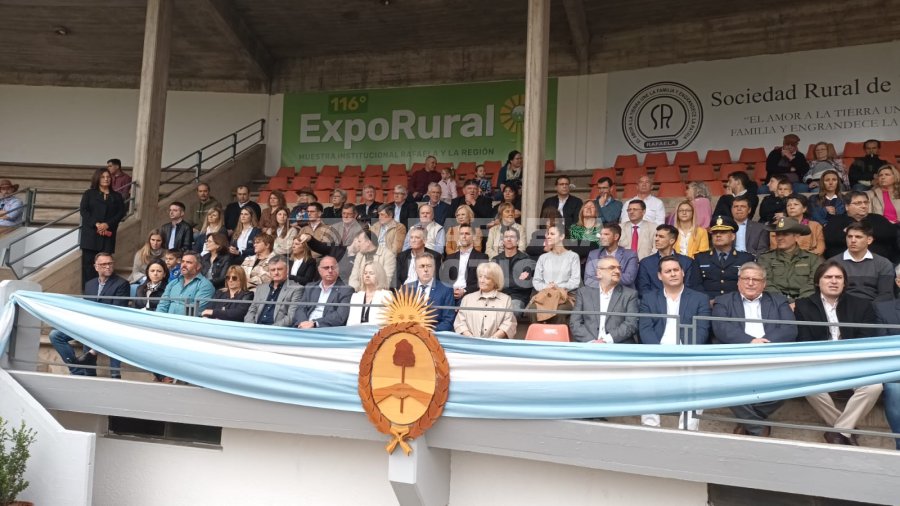 Autoridades en el palco de la Sociedad Rural Rafaela.